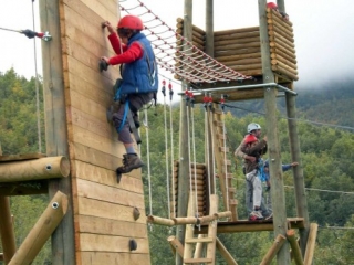  Climb the wooden wall 
